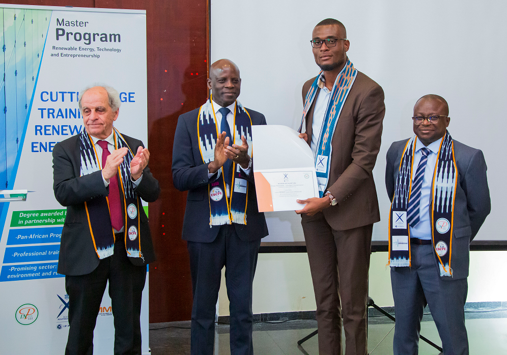 remise-de-dipl-me-de-la-premi-re-promotion-du-mast-re-etre-en-c-te-d